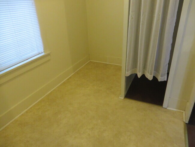 Building Photo - Large Three Bedroom, 1.5 Bathroom Home hal...