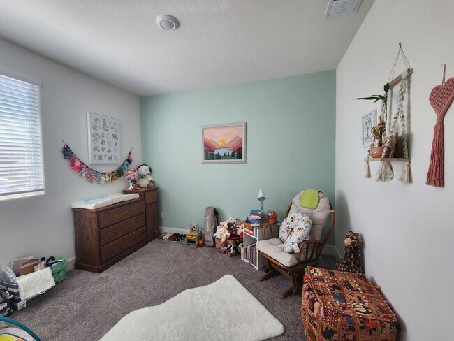 Building Photo - Beautiful 4/2/5 located in Lincoln w/ Sola...