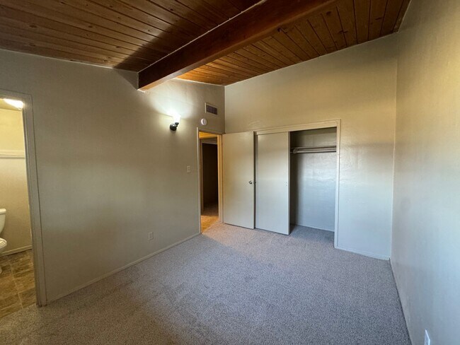 Building Photo - Spacious home near Bakersfield College & Bluffs!