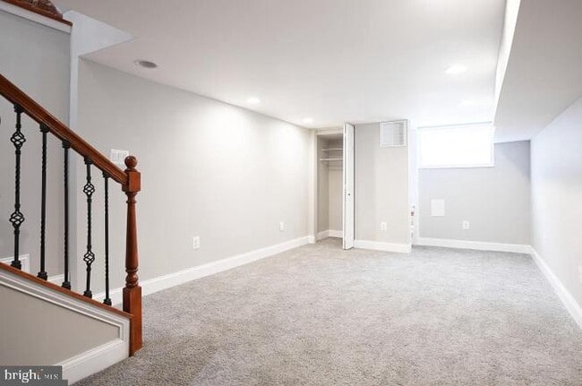 Building Photo - 2624 Llewelyn Ave