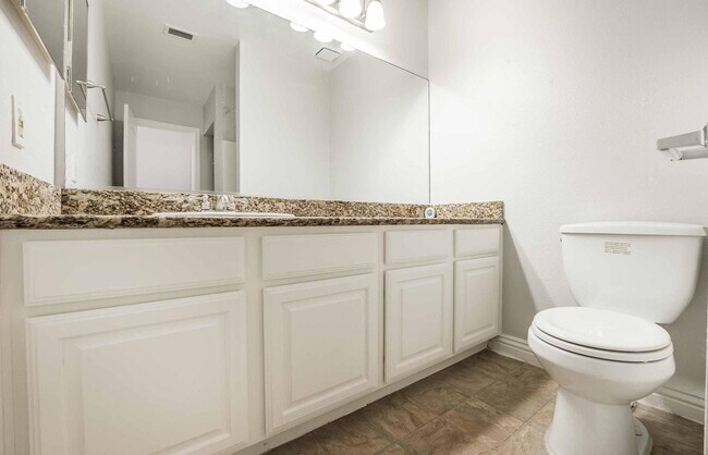 Building Photo - Beautiful 2 bed, 2 bath condo ready to mov...