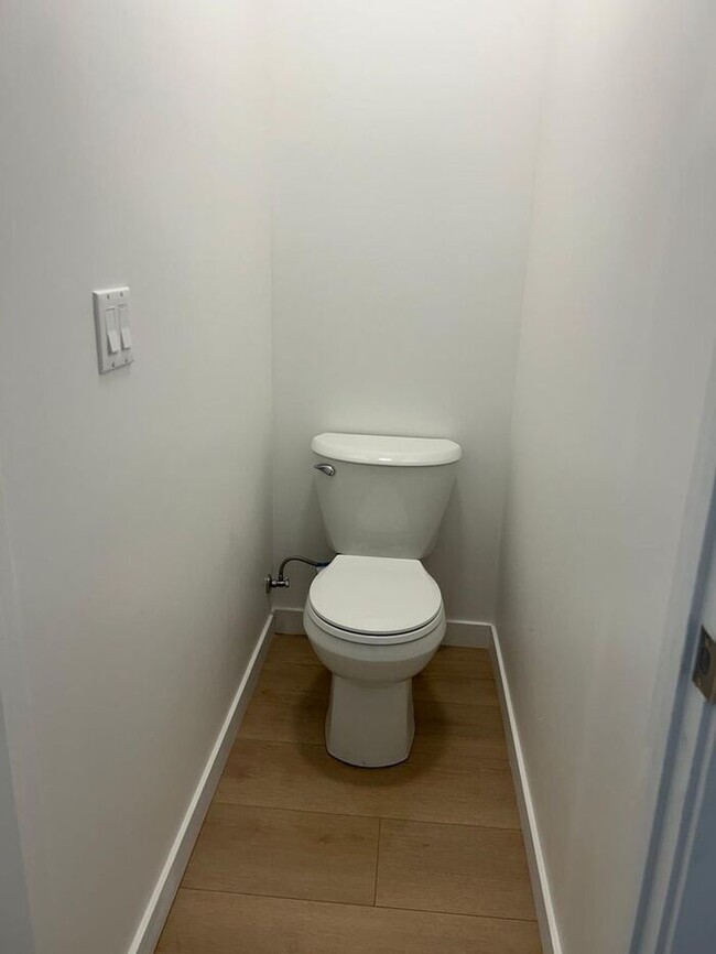 Building Photo - Stunning 3 Bedroom 2 Bathroom House for Re...