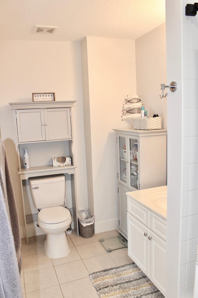 Building Photo - 1150 Town Center Dr