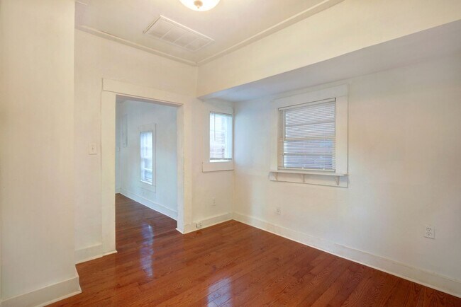 Building Photo - Cute Bungalow - great yard - Two Bedroom