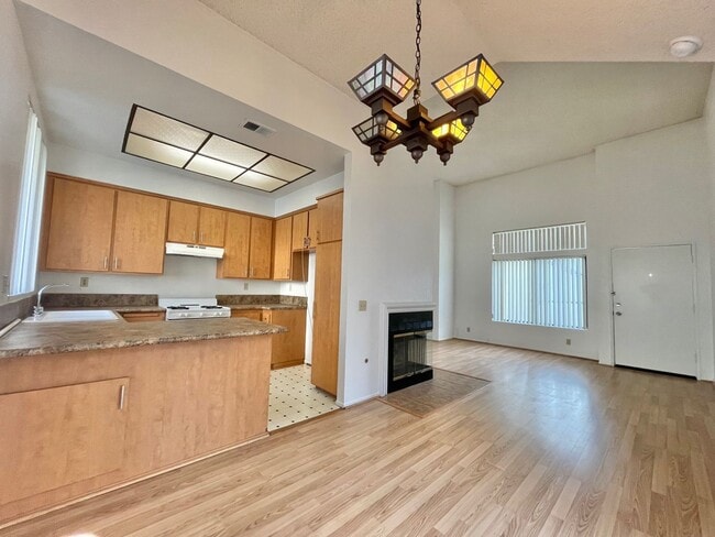 Building Photo - 2 Bed 2 Bath Corner Townhome