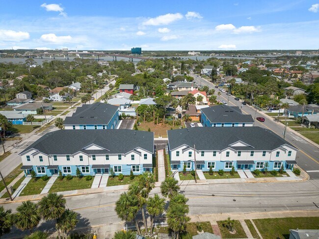Building Photo - Stunning 3 Bedroom 2.5 Bath Beachside Town...