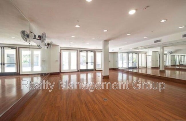 Building Photo - 9253 Regents Rd