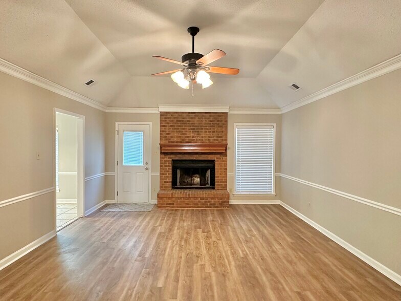 Building Photo - 7475 Kingsland Dr