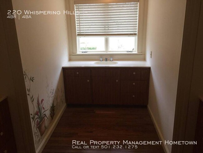 Building Photo - 220 Whispering Hill St