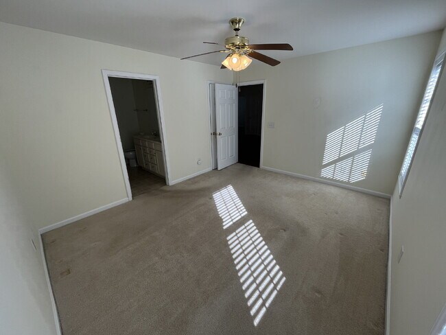 Building Photo - "Charming 3-Bed Townhouse with Granite Tou...