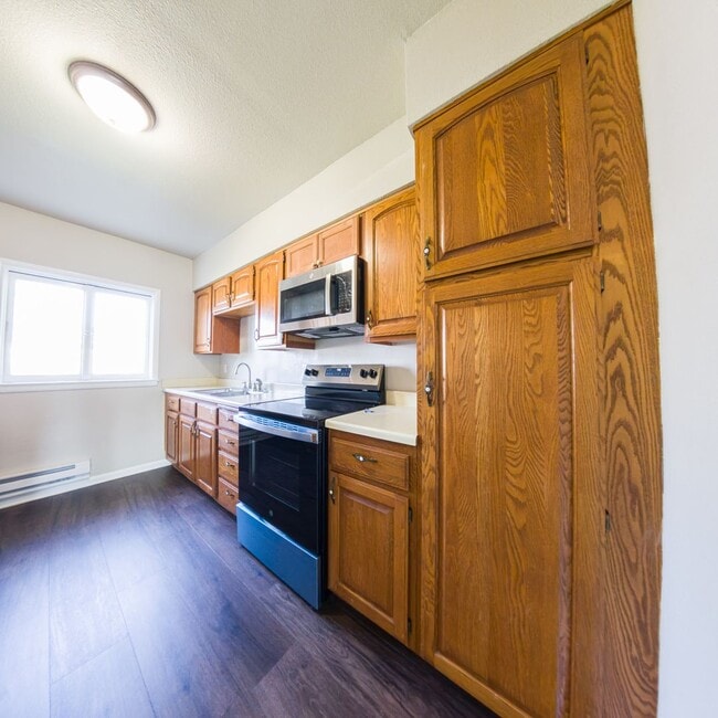 Building Photo - 3 Bedroom One Bathroom updated home