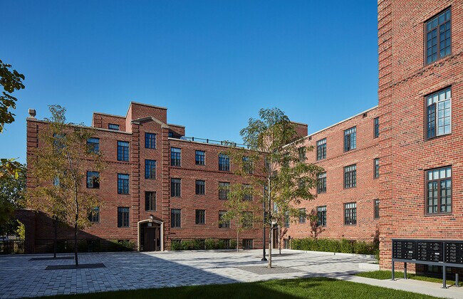 Building Photo - 2751 N Hoyne Ave