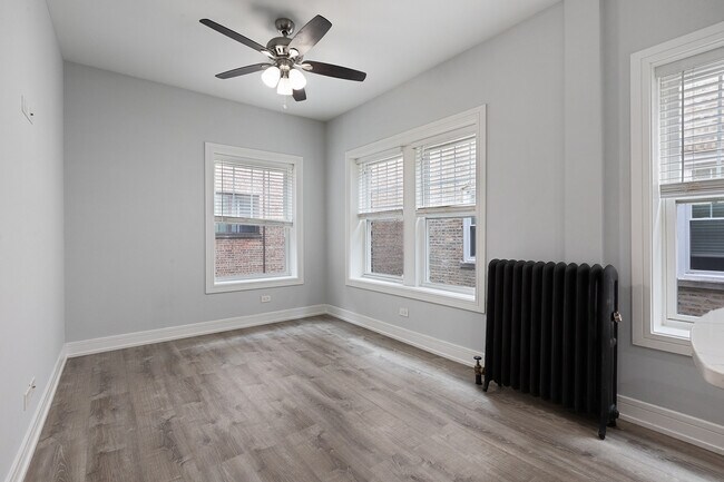 Building Photo - 1063 W Glenlake Ave