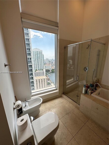 Building Photo - 475 Brickell Ave