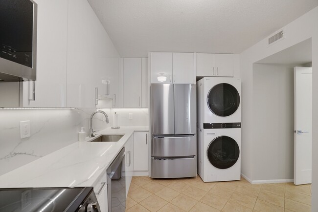 Building Photo - 1600 N Oak St