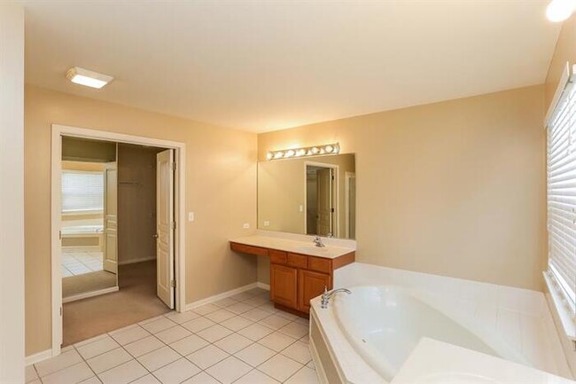 Building Photo - 530 Saratoga Circle