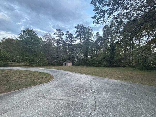 Building Photo - Move-In Ready Ranch in the Heart of Elgin!