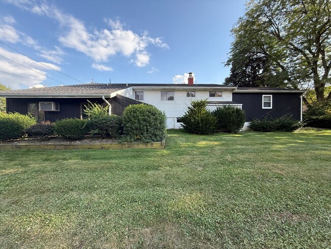 Building Photo - Spacious Rural Ranch!