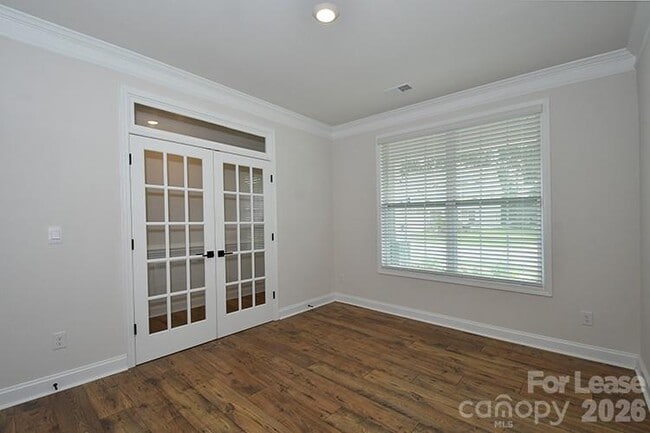 Building Photo - 6153 Sylvan Dr