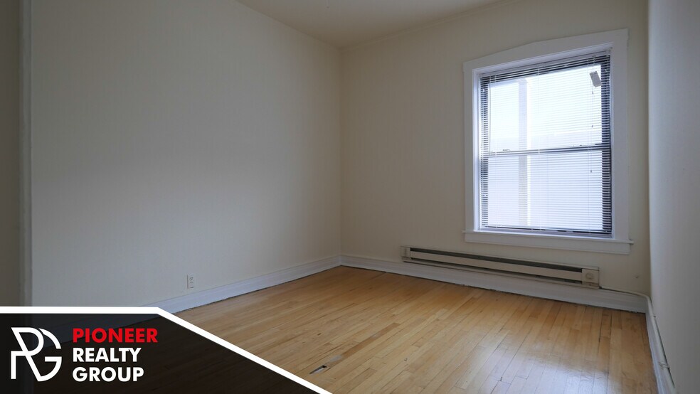 Building Photo - 812 W Waveland Ave