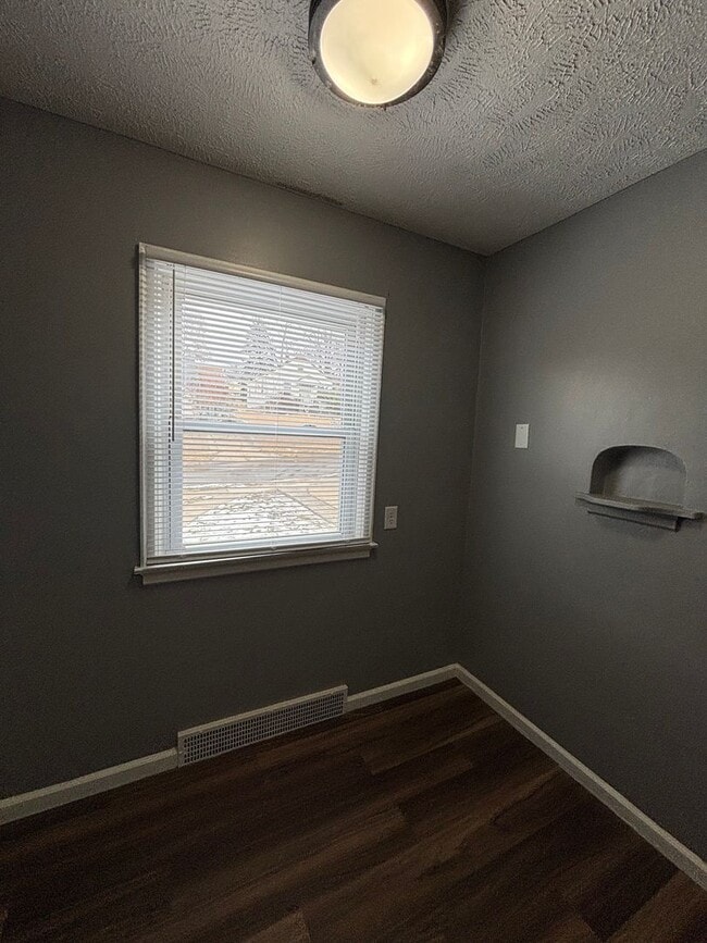 Building Photo - Spacious 4 Bedroom 1.5 Bath House!!