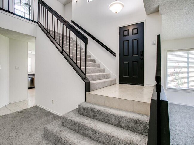 Building Photo - 2401 Brooke Ct