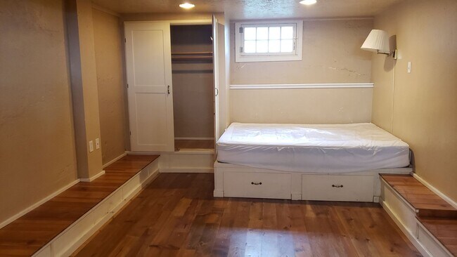 Building Photo - North-end quite craftsman home