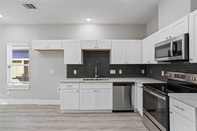 Building Photo - 3603 Fidelity St