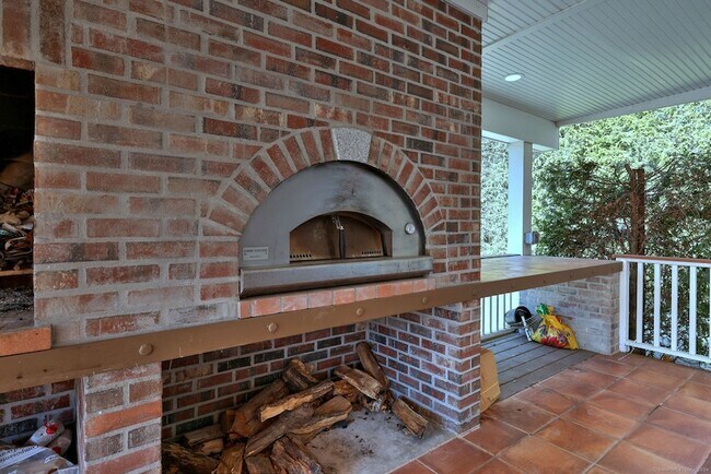 Building Photo - 1591 Huntington Turnpike