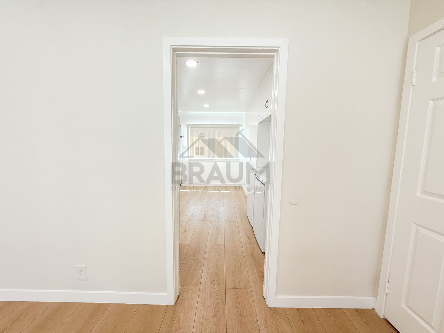 Building Photo - 15550 Vanowen St