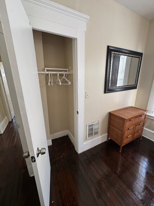 Building Photo - 766 George St