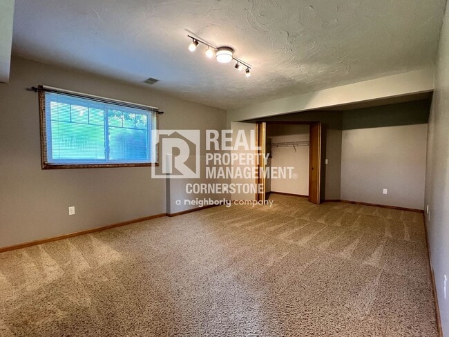 Building Photo - Spacious Country Home with Huge Yard and A...
