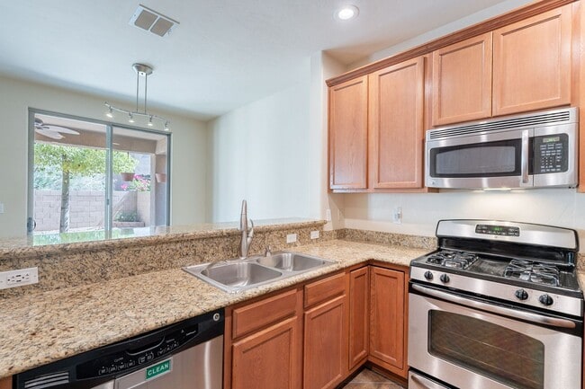Building Photo - Bright, Spacious Riverside Crossing Retrea...