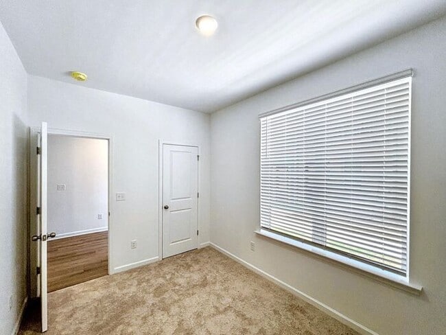 Building Photo - 4-Bedroom Home with Scenic Views and Conve...