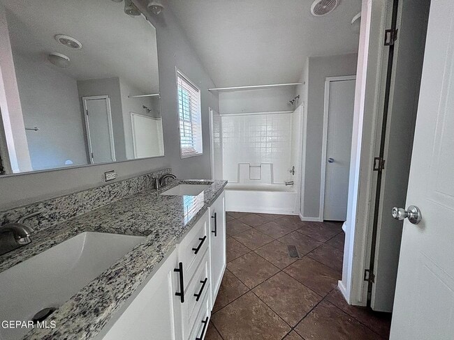 Building Photo - 421 Tulum Dr