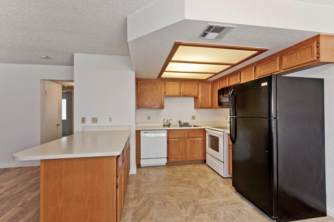 Building Photo - 1ST FLOOR CONDO CLOSE TO SUMMERLIN