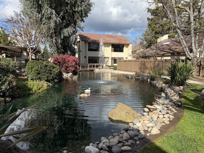 Building Photo - Executive 2-bedroom condo in gated community!