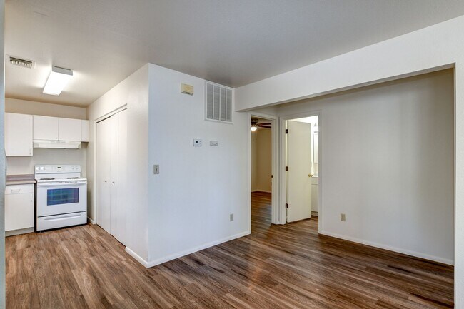 Building Photo - 114 Bradshaw Dr