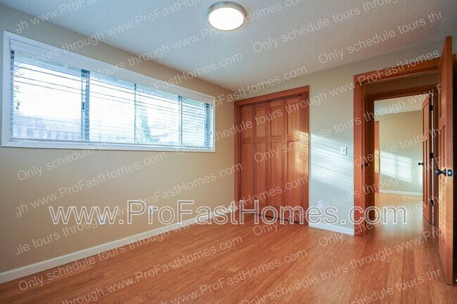 Building Photo - 14210 SW Rochester Dr