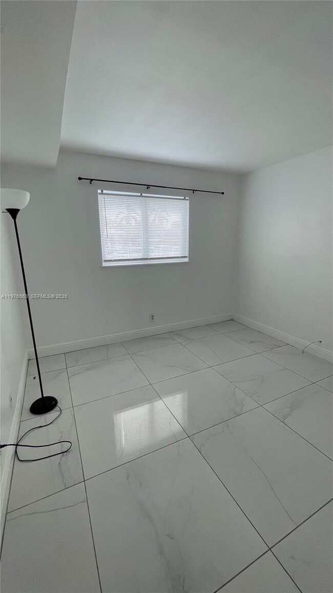 Building Photo - 840 Pine Dr