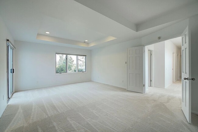 Building Photo - Clyde Hill Home