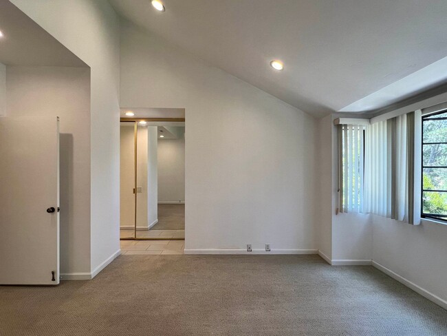 Building Photo - Spacious 2 Bedroom 2-1/2 Bathroom Townhome with 2-car garage in La Jolla near UCSD