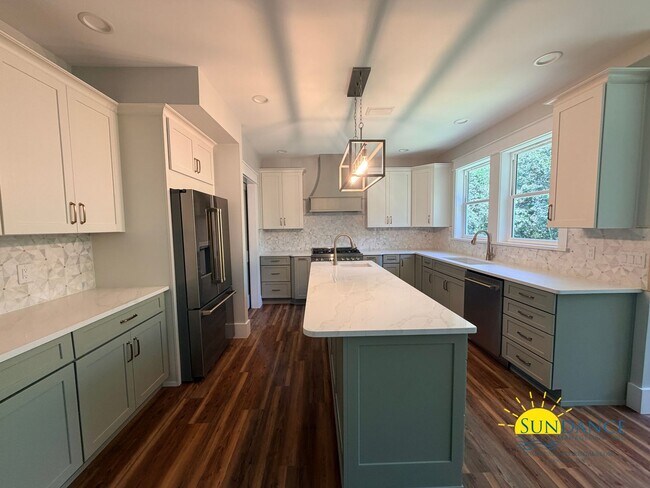 Building Photo - 5870 Saratoga Dr