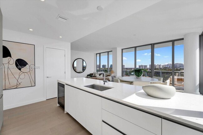 Building Photo - 9201 E Bay Harbor Dr