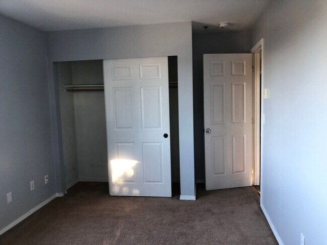 Building Photo - Modern and spacious 2 bedroom condo with bonus room!