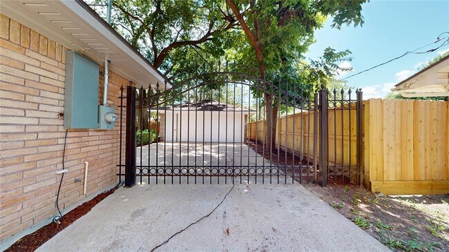 Building Photo - 5243 Indigo St