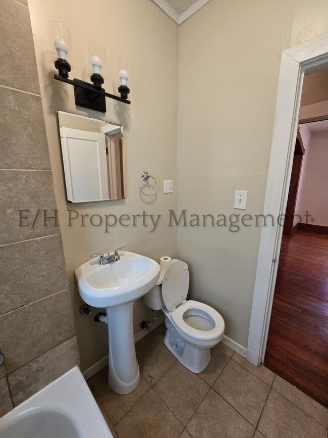 Building Photo - 615 S Volutsia Ave