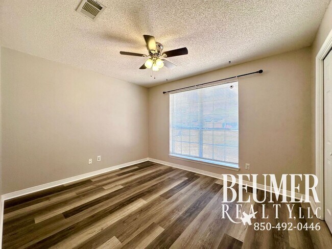 Building Photo - Home nestled in in W. Pensacola minutes fr...