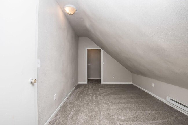 Building Photo - Updated 4-Bed Single Family Home with Clas...