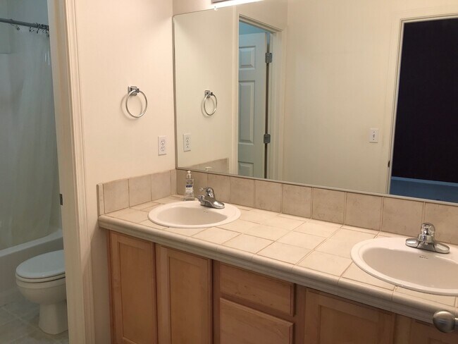 Building Photo - Fantastic Townhome close to Nike